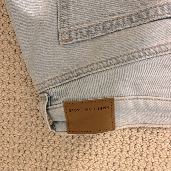 size 4 light wash ripped american eagle jeans - Picture 2 of 5